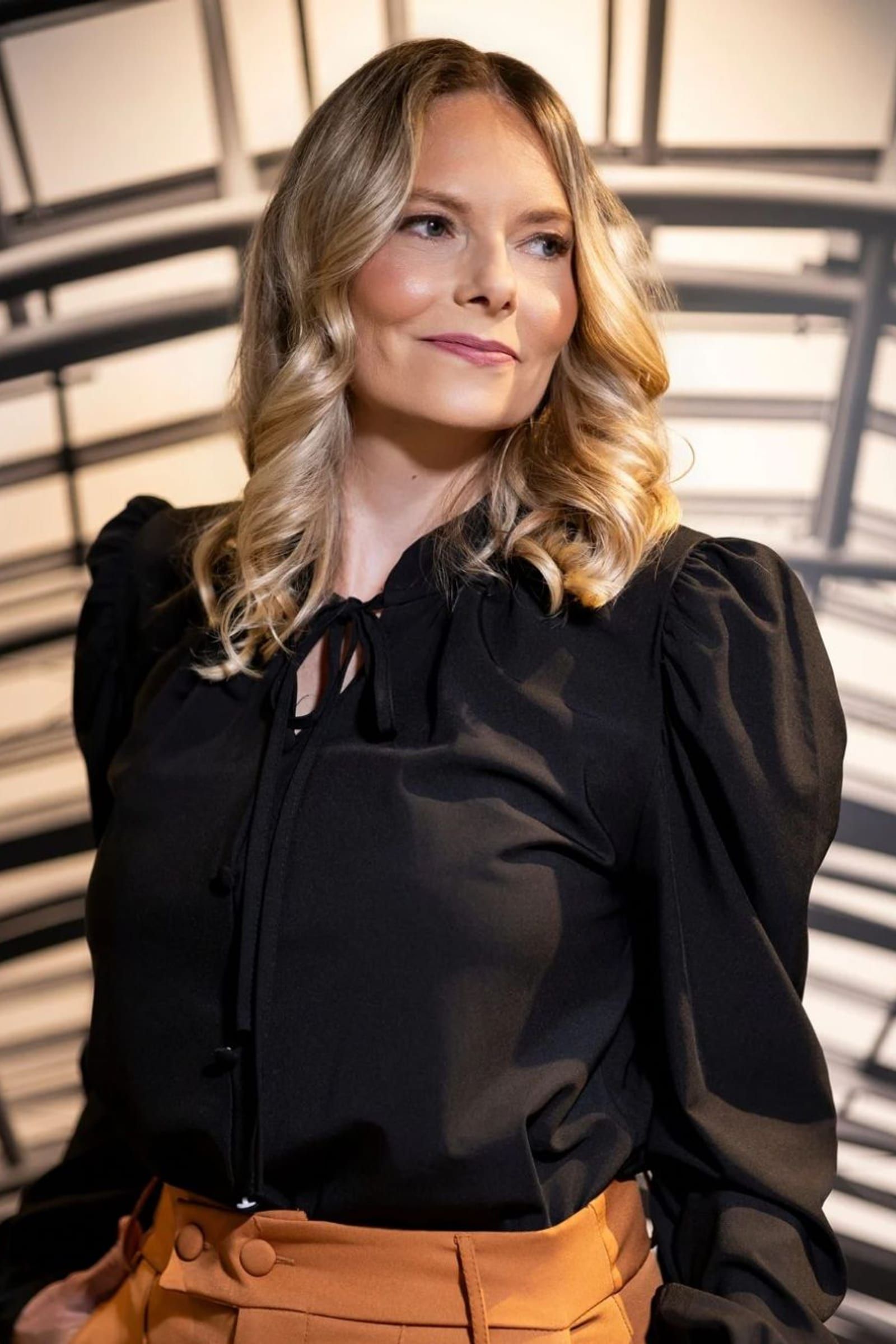 Dra. Ingrid Kibelkstis de pé, em ambiente de trabalho