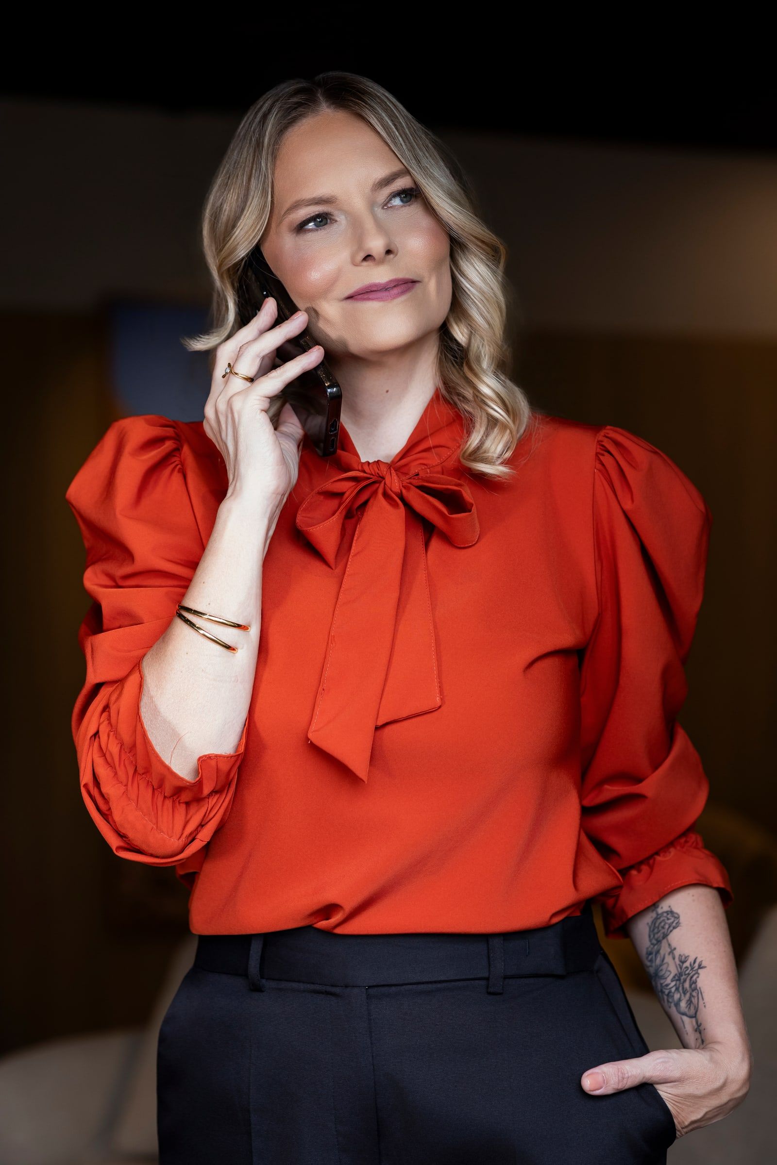 Dra. Ingrid Kibelkstis em conversa ao telefone